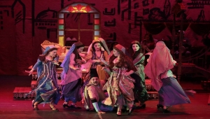 İzmir Devlet Tiyatrosu "Şerbet Hanım'ın Deli Aşkları"nı müzikli oyunla anlatıyor