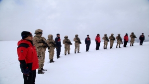 Jandarma, Ilgaz Dağı'nın zirvesinde İstiklal Marşı'nı okudu
