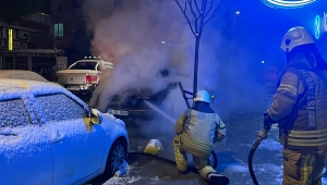 Kadıköy'de park halindeyken alev alan araç kullanılamaz hale geldi 