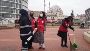 Kadın temizlik işçilerinin gününü sokakları temizleyerek kutladılar 