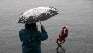 Kara aldırış etmeden kendilerini Marmara'nın serin sularına bıraktılar