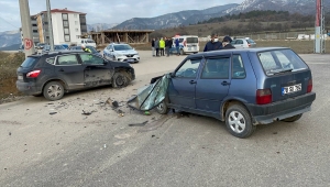 Karabük'te cip ile otomobilin çarpıştığı kazada 3 kişi yaralandı