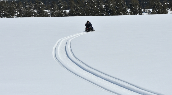 Kars'ta ekiplerden elektrik arızalarına kar motorlu müdahale