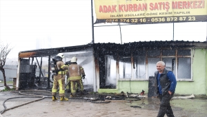 Kartal'da adak kurban satış noktasında çıkan yangın söndürüldü