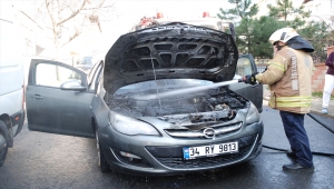 Kartal'da motor kısmından alev alan otomobilde hasar oluştu
