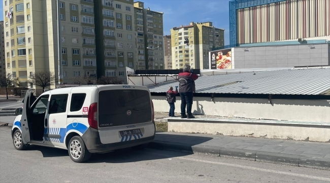 Kayseri'de AVM'nin otopark çatısından düşen çocuk yaralandı