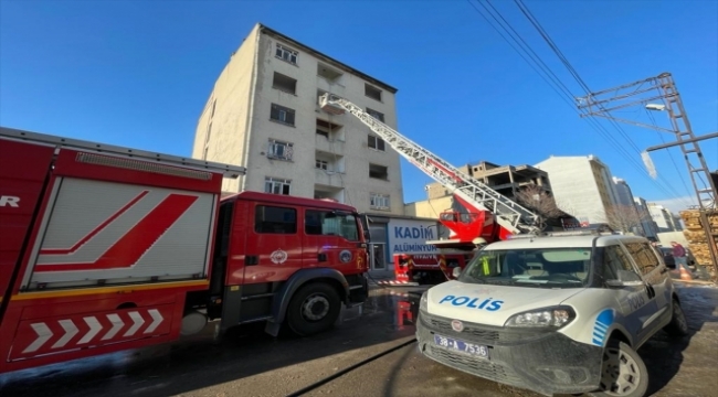Kayseri'de çalıntı kabloların istiflendiği metruk bina yandı