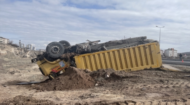 Kayseri'de freni boşalan kamyon yan yola girerek devrildi
