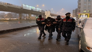 Kayseri'de kiralık araçla hırsızlık yapan şüphelilerden biri yakalandı