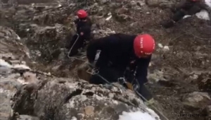 Kayseri itfaiyesinden keçi operasyonu! Uçuruma düşen keçiyi 6 saatte kurtardı