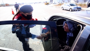 Kayseri'de kadın jandarmalardan hemcinslerine çiçek