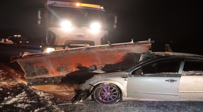 Kayseri'de kar küreme aracı ile otomobil çarpıştı: 2 yaralı