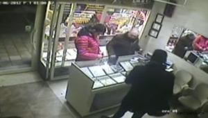 Kayseri'de kuyumcudaki bıçaklı saldırının kamera görüntüleri ortaya çıktı (Videolu Haber)