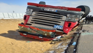 Kayseri'den Adapazarı'na giden tır Kırşehir'de devrildi: 1 yaralı