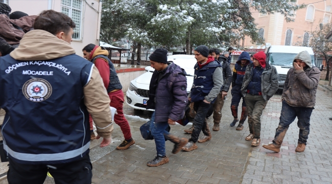 Kilis'te yurda yasa dışı yollardan giren 24 yabancı uyruklu yakalandı