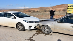 Kırıkkale'de iki otomobilin çarpıştığı kazada 4 kişi yaralandı