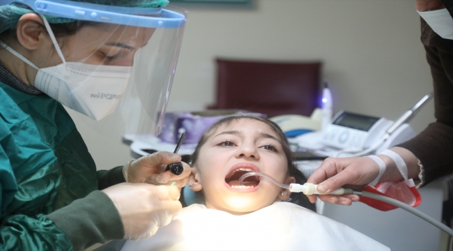 Kırsaldaki okullarda diş taramasından geçirilen çocukların tedavisi yapılıyor