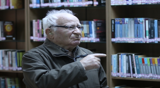 Kitap kurdu emekli öğretmenin ömrü okumakla geçti
