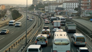 Kocaeli'de tırla çarpışan otomobilin sürücüsü yaralandı