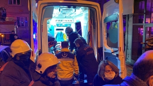 Malatya'da yangın sırasında sundurmada mahsur kalan vatandaşı itfaiye kurtardı