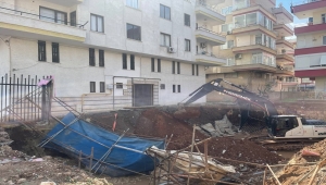 Mersin'de 4 katlı apartmanın önündeki giriş bölümü çöktü