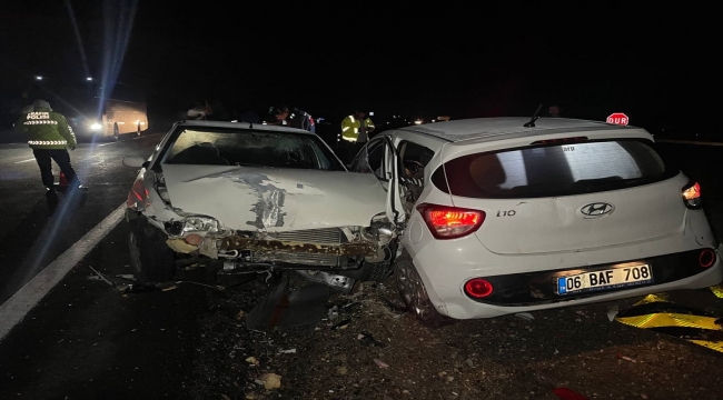 Nevşehir'de kavşakta çarpışan iki otomobildeki 4 kişi yaralandı