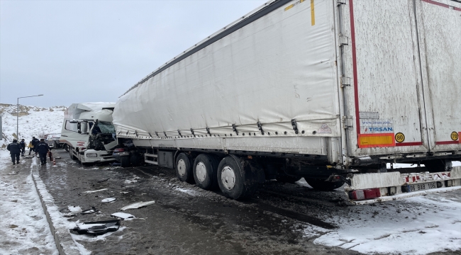 Nevşehir'de tır ile kargo kamyonunun çarpıştığı kazada 1 kişi öldü, 1 kişi yaralandı
