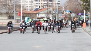 Öğrenciler temiz çevre için pedal çevirip çöp topladı