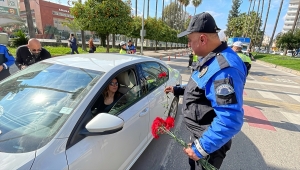 Polisler, kadın sürücülerle meslektaşlarının Dünya Kadınlar Günü'nü kutladı