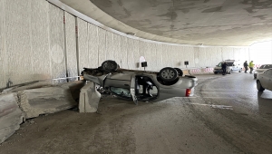 Samsun'da alt geçitte otomobilin devrilmesi sonucu 2 kişi yaralandı