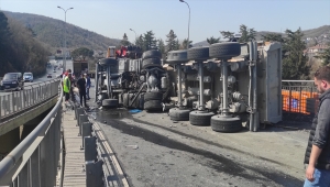Sarıyer'de devrilen kum yüklü kamyonun sürücüsü yaralandı 