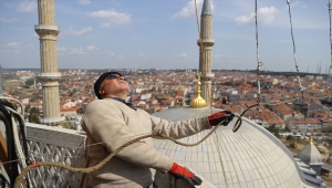 Selimiye Camisi minarelerine "mahya" asıldı