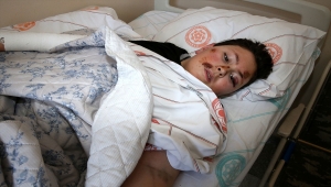 Sokak köpeğinden kaçarken otomobilin çarpması sonucu yaralanan çocuğun tedavisi sürüyor