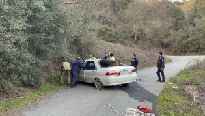 Sultangazi'de şarampole devrilen otomobildeki iki kişi yaralandı