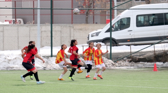 TBMM 23 Nisan Futbol Turnuvası'nın yarı final müsabakaları, Erzurum'da başladı