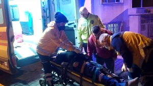 Tekirdağ'da evinin kapısına çarpan otomobilin sürücüsü yaralandı