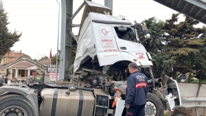 Tekirdağ'da üst geçidin beton ayağına çarpan tırın sürücüsü öldü