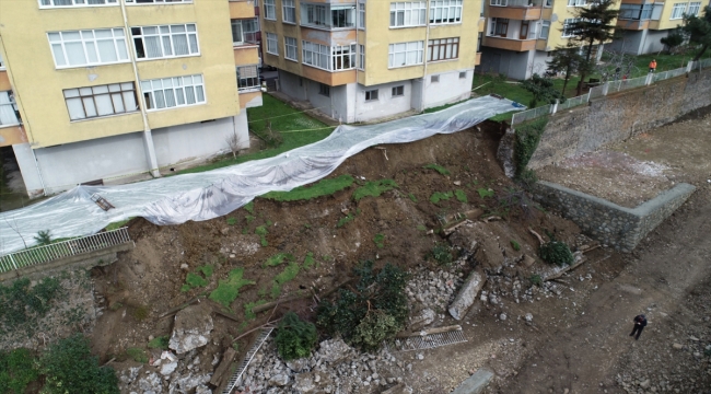 Trabzon'da heyelan nedeniyle istinat duvarı çöken sitenin sakinleri tahliye edildi