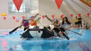 Tunceli'de raftinge yeni başlayan sporcular nehirde değil havuzda kürek çekiyor