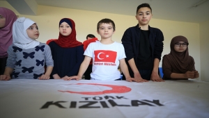 Türk Kızılay savaş mağduru çocukları mutlu etmek için çalışıyor