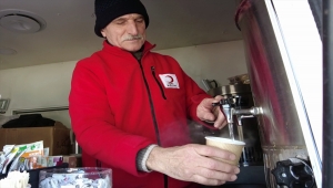 Türk Kızılayın 63 yaşındaki gönüllüsü İstanbul'da kar nöbeti tutuyor