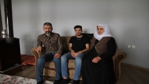 Ukrayna'dan tahliye edilen Vanlı öğrenci, ailesine kavuşmanın mutluluğunu yaşıyor