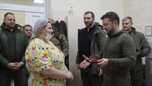 Ukrayna Devlet Başkanı Zelenskiy, yaralı askerleri ziyaret etti