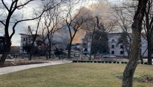 Ukrayna: Rus uçakları Mariupol'da yüzlerce sivilin saklandığı tiyatro binasını bombaladı