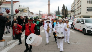 Uşak'ta 4. Ulusal Tiyatro Festivali kortej yürüyüşüyle başladı