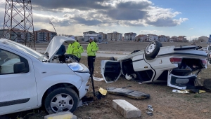 Uşak'ta hafif ticari araçla çarpışan otomobildeki 3 kişi yaralandı