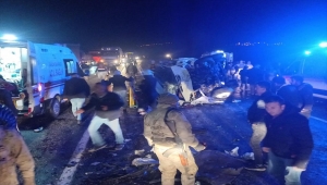 Van'da minibüsle otomobilin çarpıştığı kazada 15 kişi yaralandı