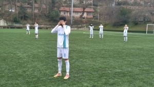 Zonguldak'ta amatör lig futbolcuları elleriyle gözlerini kapatarak hakemleri protesto etti