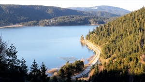 Abant Gölü'nün yüzeyindeki buzlar eridi