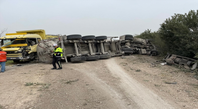 Adana'da kamyonla çarpışan tankerde sıkışan şoför yaralı kurtarıldı